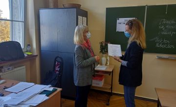 Wręczenie podziękowania poloniście - Beacie Kaźmierczak